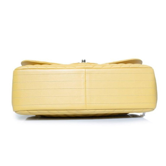 Image 1 of Chanel, Jumbo-Tasche aus gelbem Lammleder mit Chevron-Muster und Klappe