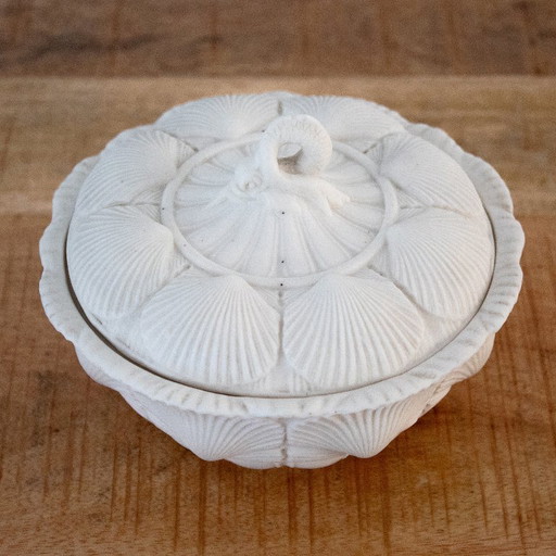 Antike Butterdose aus den 1860er Jahren, Muschelmotiv, Bonbonniere aus Steingut