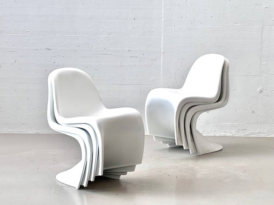 White chairs in the style of the Panton Chair – Space Age, 1970s – Side chairs, Plastic (photo 14 of 15)
