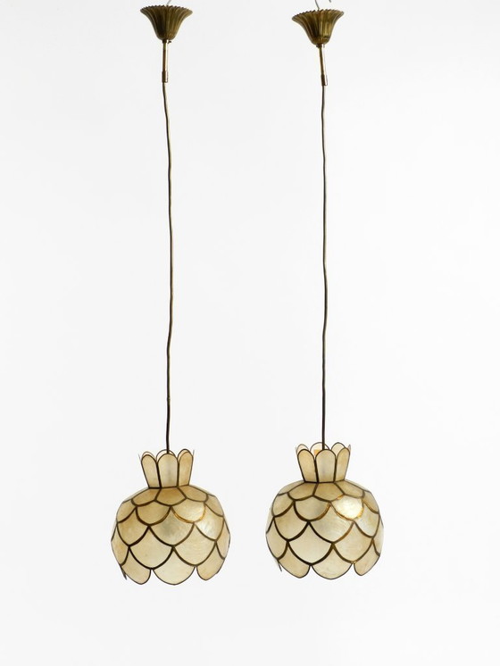 Image 1 of Zwei sehr elegante, atemberaubend schöne Pendelleuchten im Mid-Century-Modern-Stil aus Capiz-Muscheln