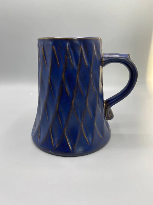 Boccale in ceramica blu cobalto con decorazione a rombi in rilievo, Blümlein Tettnang, Germania – servies