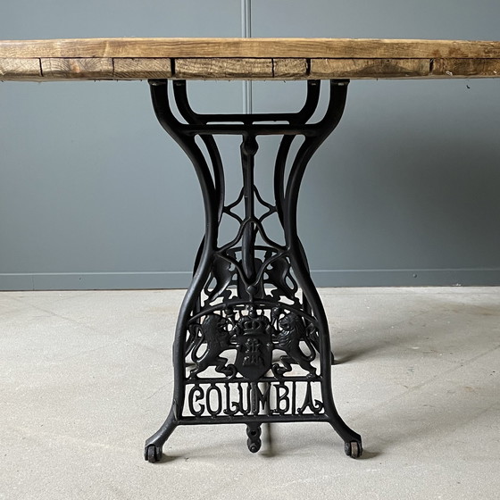 Image 1 of Vintage Industriële Eettafel – Eikenhout – Gietijzer