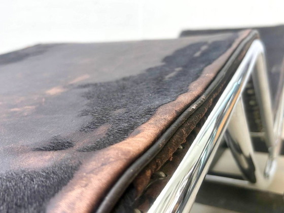 Cassina LC4 Chaises longues en Peau de Poney – Le Corbusier, Pierre Jeanneret & Charlotte Perriand – Metal (photo 20 of 26)