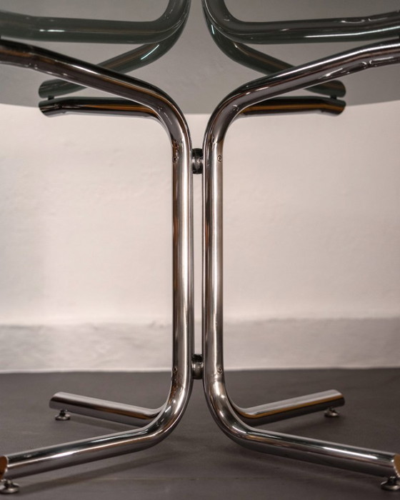 Image 1 of Mesa de comedor redonda italiana de acero cromado tubular y cristal ahumado, 1960