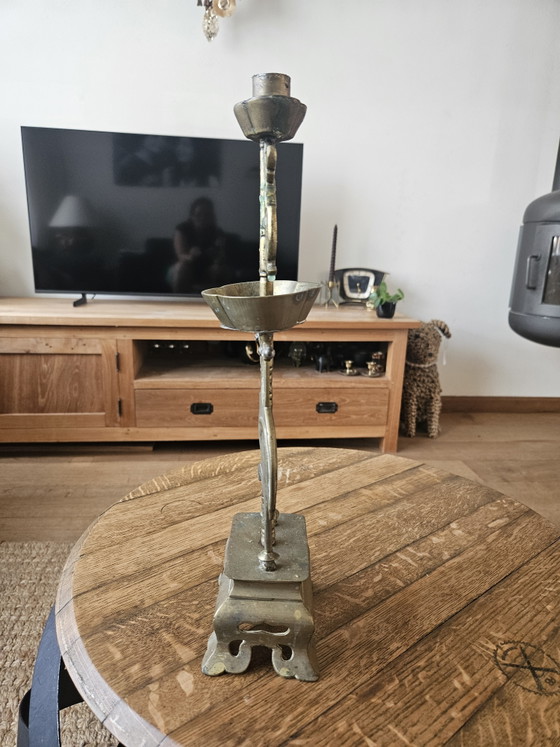 Image 1 of Zeldzame Grote Koreaanse Messing Altaarkandelaar (40 cm) – Met Blauwe Oogjes