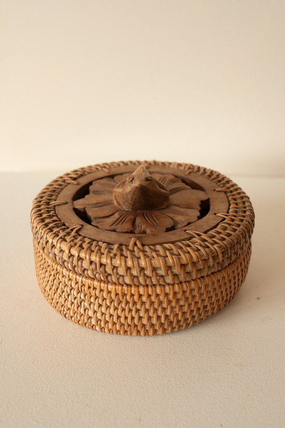 Image 1 of Boîte à bijoux vintage tissée à la main avec couvercle sculpté en bois