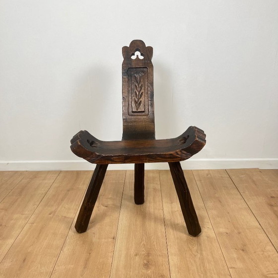 Image 1 of Coppia di sedie basse brutaliste a treppiede in legno massello, metà del XX secolo.