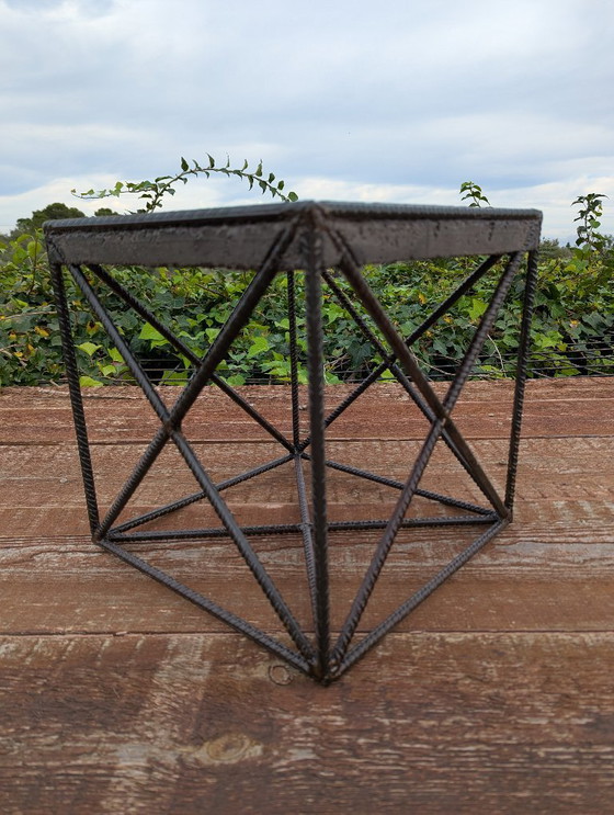 Image 1 of CUBE X Brutalistischer Skulpturentisch aus Beton und Stahl – Wallavibe Design