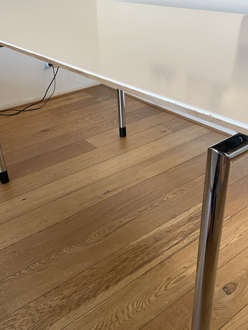 Table moderne en bois massif