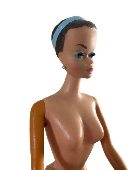 Barbie vintage avec plein de vêtements