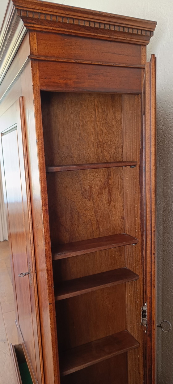Image 1 of Armario antiguo con aspecto moderno.