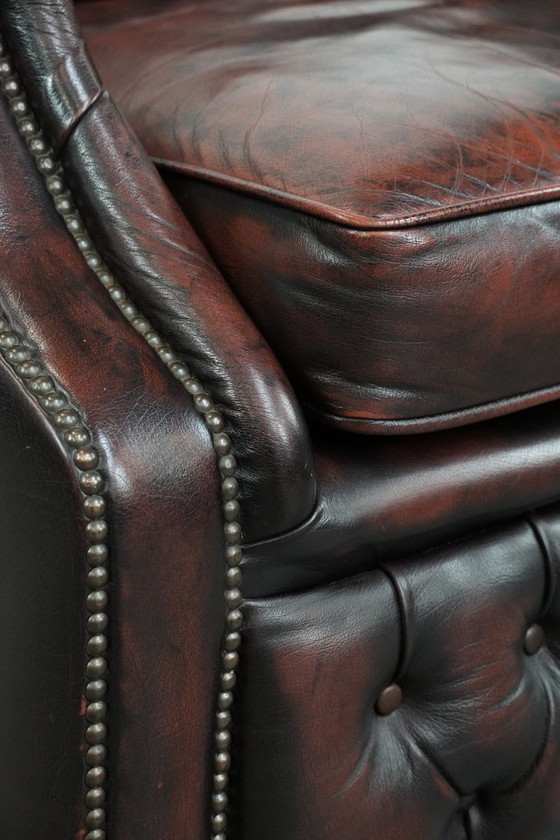 Image 1 of Poltrona Chesterfield in stile inglese in pelle di vacchetta rossa fiammata, in buone condizioni.
