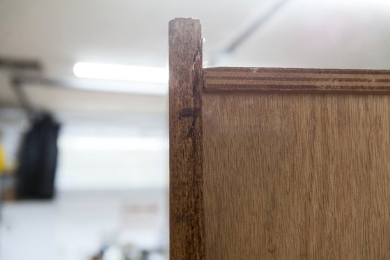 Image 1 of Armoire 1950 Mid-Century-Modern chêne en frisage 2 portes, 2 tiroirs, 4 étagères, 30cm de penderie et miroir 54x18cm