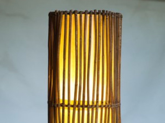 Image 1 of Lampadaire en rotin du milieu du siècle, dans le style de Louis Sognot, années 1960 Support pour plantes fait main en bambou nat