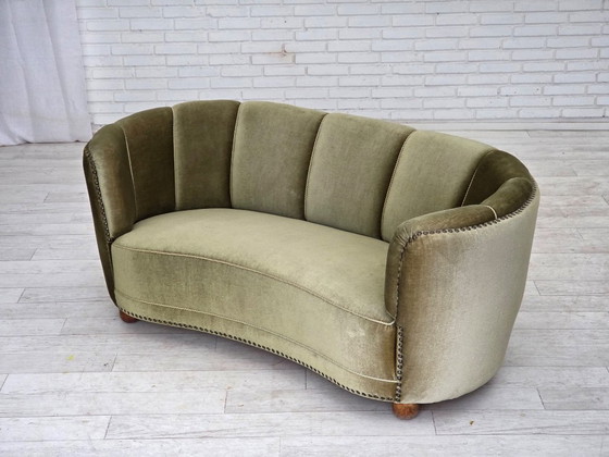 Image 1 of Dänisches 2-Sitzer-Sofa „Banane“ aus den 1970er Jahren, grüner Möbelveloursbezug, Beine aus Eichenholz.