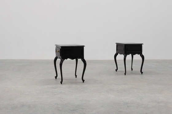Image 1 of Coppia di comodini in stile Luigi XV in rovere laccato nero, Francia, anni '50