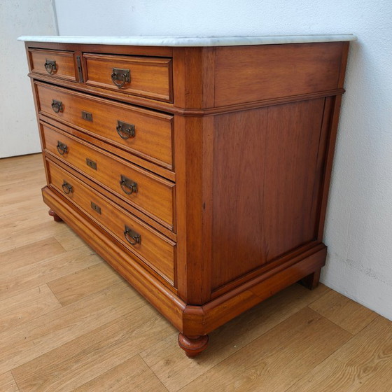 Image 1 of Buffet, commode, chiffonnier ou meuble de salle de bain ancien de style français avec plateau en marbre blanc