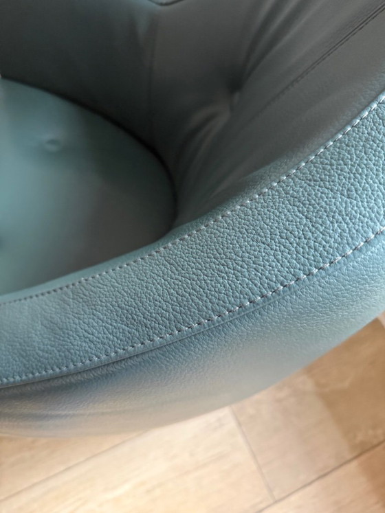 Image 1 of Sillón Leolux Carabita con otomana, tapizado en piel verde oliva.