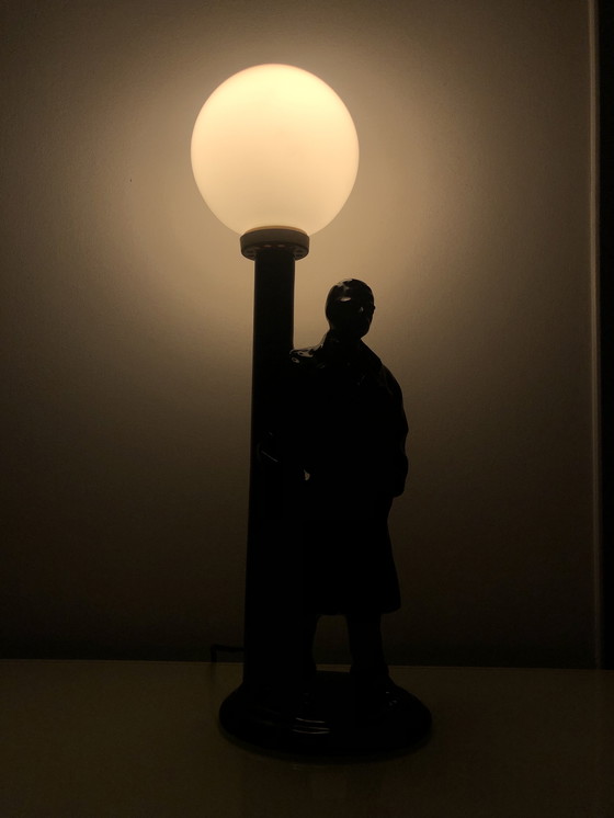Image 1 of 1980 tafellamp met detectivefiguur en lantaarnpaal