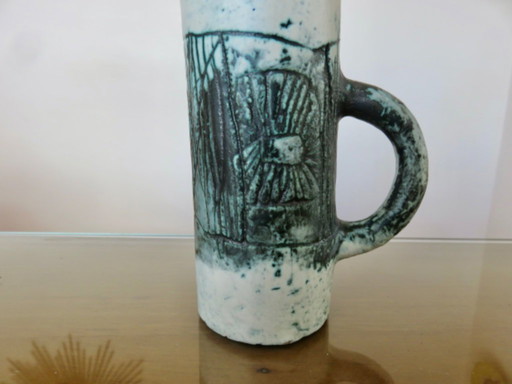 Taza de cerámica de Jacques Blin, parte de un servicio de naranjada, Francia, 1950.