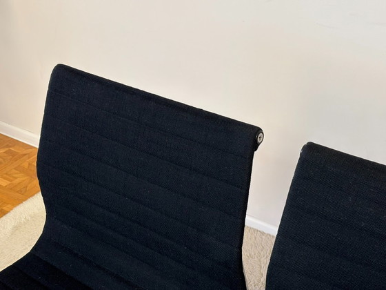 Image 1 of Chaises en aluminium modèle EA 105, conçues par Eames pour Herman Miller, années 1970, lot de 2
