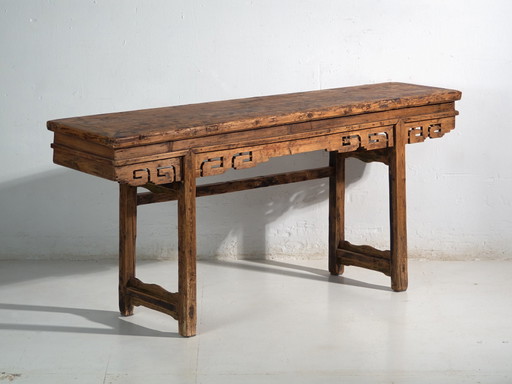 Grande table console d'autel en pin avec frise ajourée – Chine, circa 1930