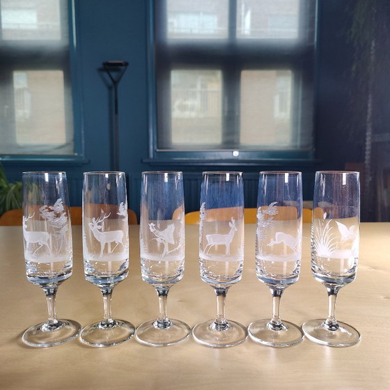 Image 1 of Elegantes Set aus 6 Kristallsektgläsern, fein graviert mit einer Jagdszene