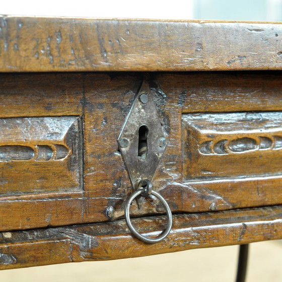 Image 1 of Table en noyer espagnol du XVIIe siècle