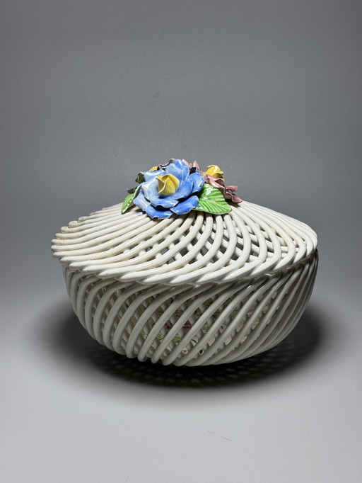 Grande cestino vintage in maiolica italiana con coperchio floreale