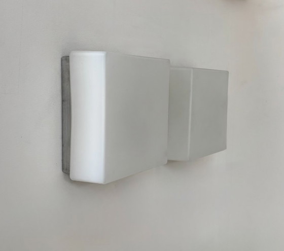 Image 1 of Coppia di applique vintage, metallo spazzolato e vetro opalino, Francia, 1970