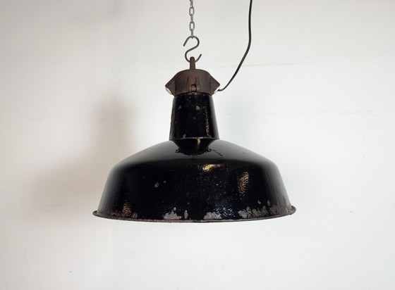 Image 1 of Industriële zwarte geëmailleerde fabriekslamp met gietijzeren bovenkant, jaren 50