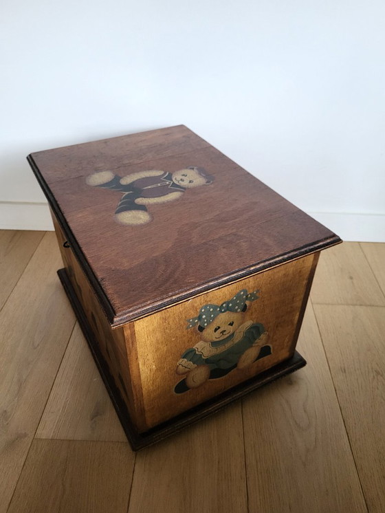 Image 1 of Vintage houten speelgoedkist of opbergkist, decor van beren