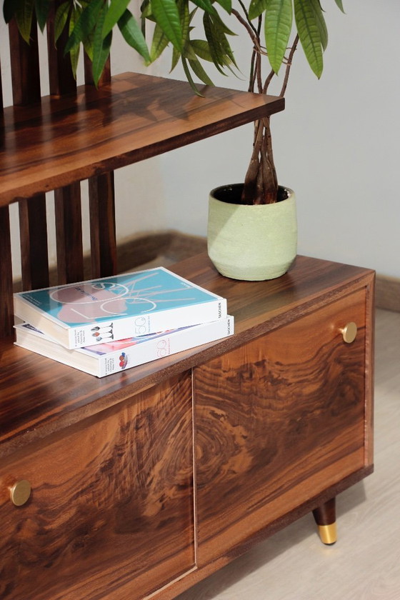 Image 1 of Divisorio per ambienti illuminato - Noce e ottone