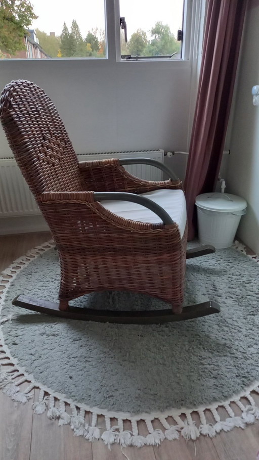 Sedia a dondolo in canna/legno