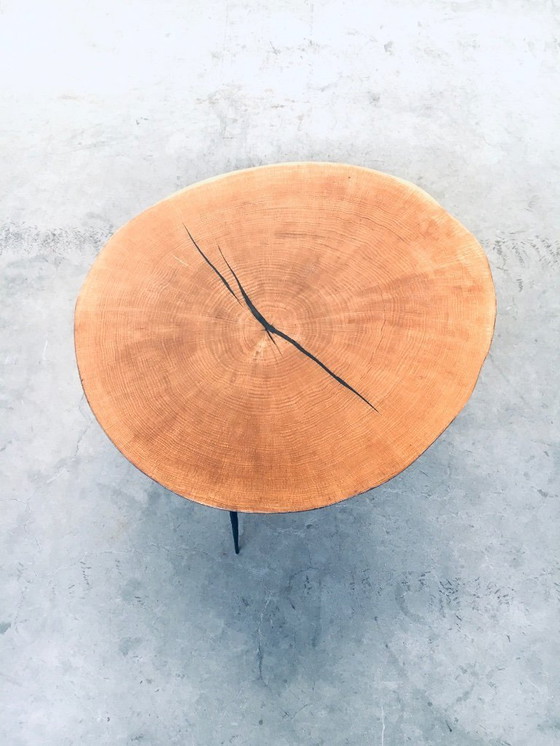 Image 1 of Mesa de centro de diseño moderno, delgada, de metal con tablero chapado en madera.