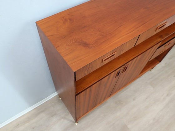 Image 1 of Haut-plat italien en teck des années 1960, restauré avec des pieds en laiton