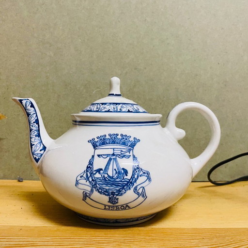 Vintage-Teekanne aus weiß-blauem Porzellan, handbemalt