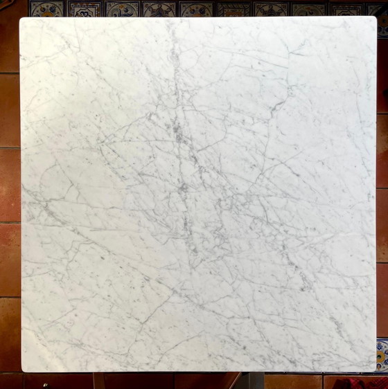 Image 1 of Hermosa mesa de mármol a buen precio debido a daños menores.