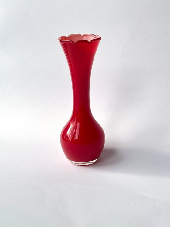Image 1 of Jarrón rojo con volantes de estilo moderno de mediados de siglo