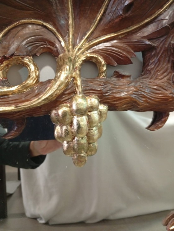 Image 1 of Belangrijke en spectaculair gebeeldhouwde wijnkelderspiegel