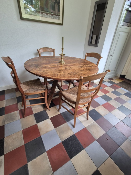 Antieke, tafel en stoelen 