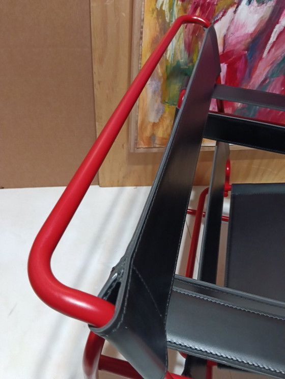 Image 1 of Bolso Knoll Wassily B3 rojo mate, nuevo-usado, en piel negra, de Marcel Breuer.