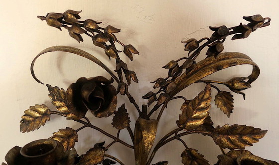 Image 1 of Par de candelabros dobles de pared chapados en oro con rosas, de Hans Kögl, década de 1960.