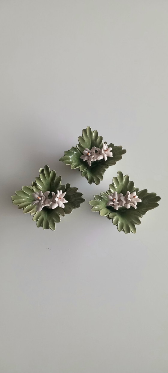 Image 1 of Italiaanse keramische bloemornamenten - set van 3 - Mid-century decor