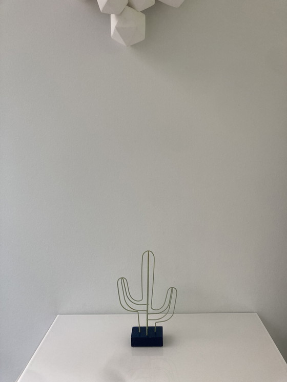 Image 1 of Escultura moderna de alambre de cactus
