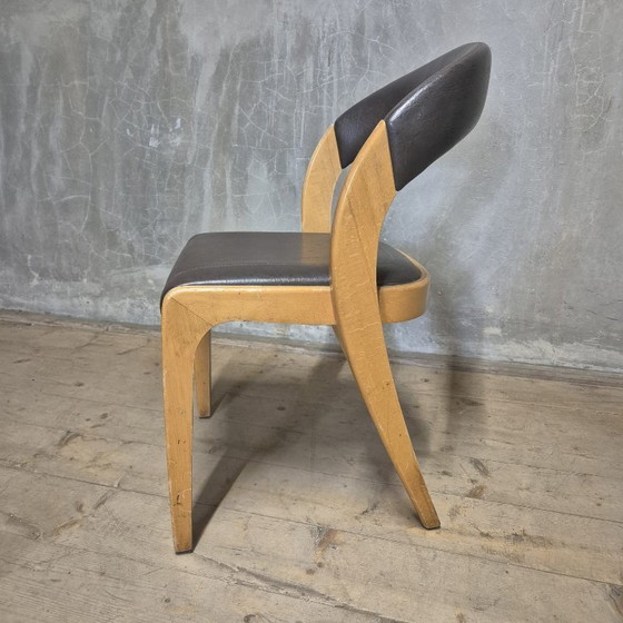 Image 1 of Chaise de salle à manger vintage à dossier incurvé, bois et similicuir, Tchécoslovaquie, années 1970