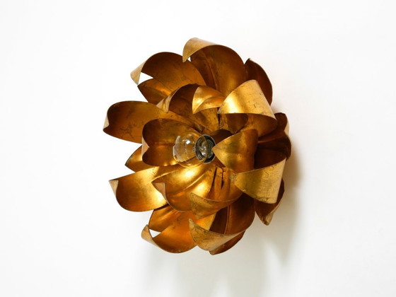 Image 1 of Magnifique applique murale ou plafonnier floral plaqué or des années 1970, orné de grandes feuilles et de style Régence.