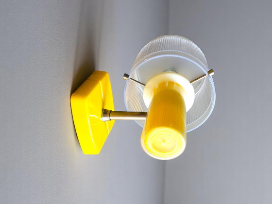 Image 1 of Applique da parete in acrilico giallo in stile moderno portoghese di metà secolo