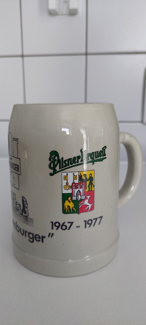 Image 1 of Zeldzame Vintage Jubileum Bierpul 0,5 liter – Pilsner Urquell & Budweiser (1977)