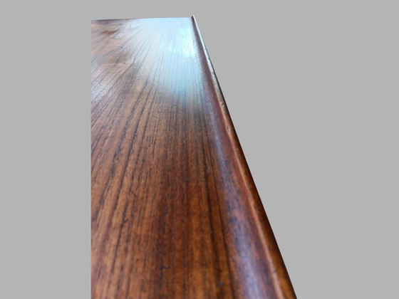 Image 1 of Teakhouten salontafel uit het midden van de 20e eeuw | Verhoogde, gebeeldhouwde randen | Scandinavische stijl jaren 60